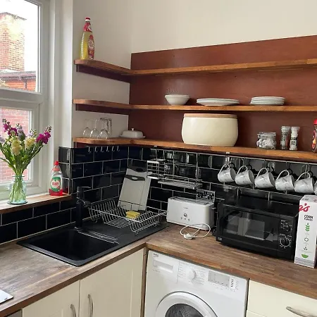 Lovely 2 Bedroom Flat Wifi Close To The Beach-3